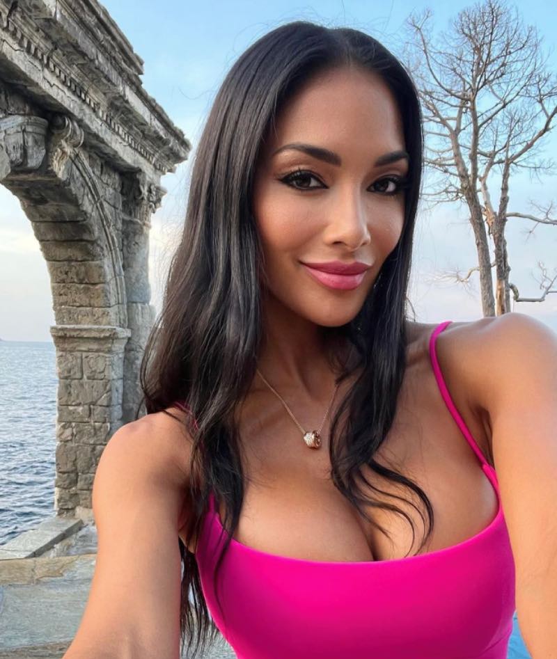 Nicole in roze