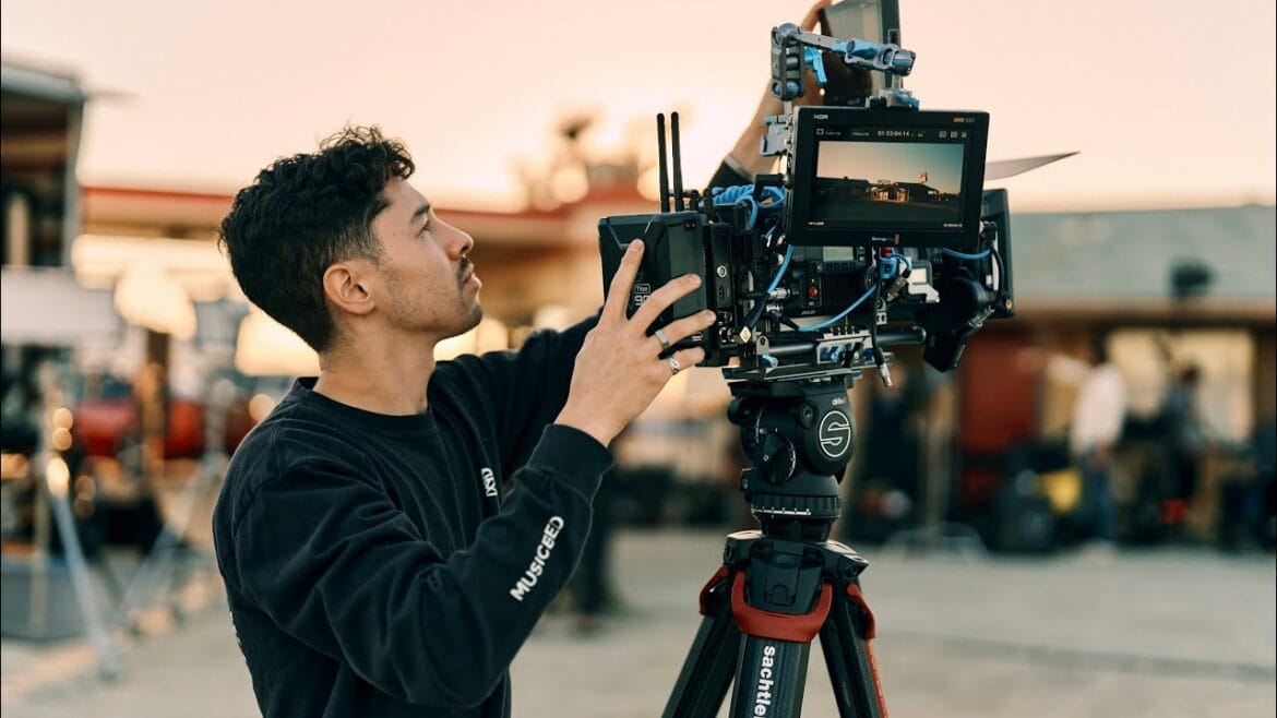 Ryan Kao achter een grote camera