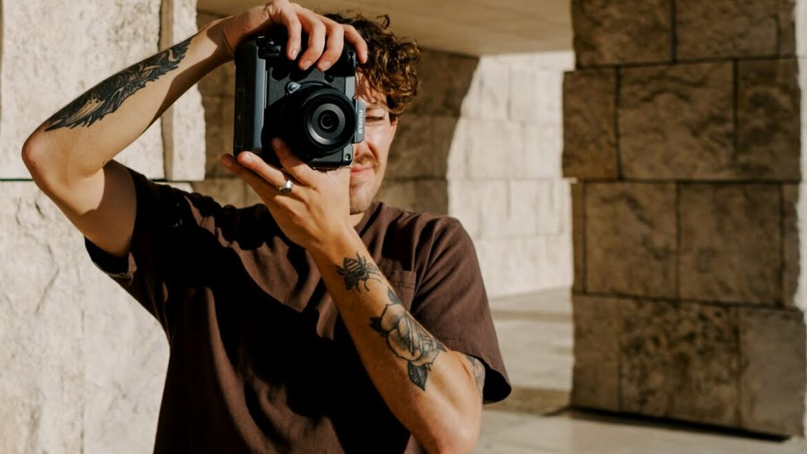 Ethan Jones met camera in zijn handen