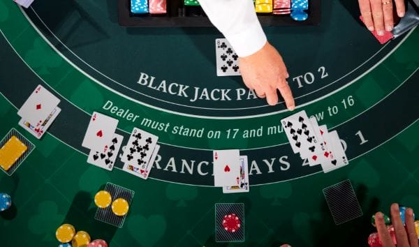 Dealer aan blackjacktafel