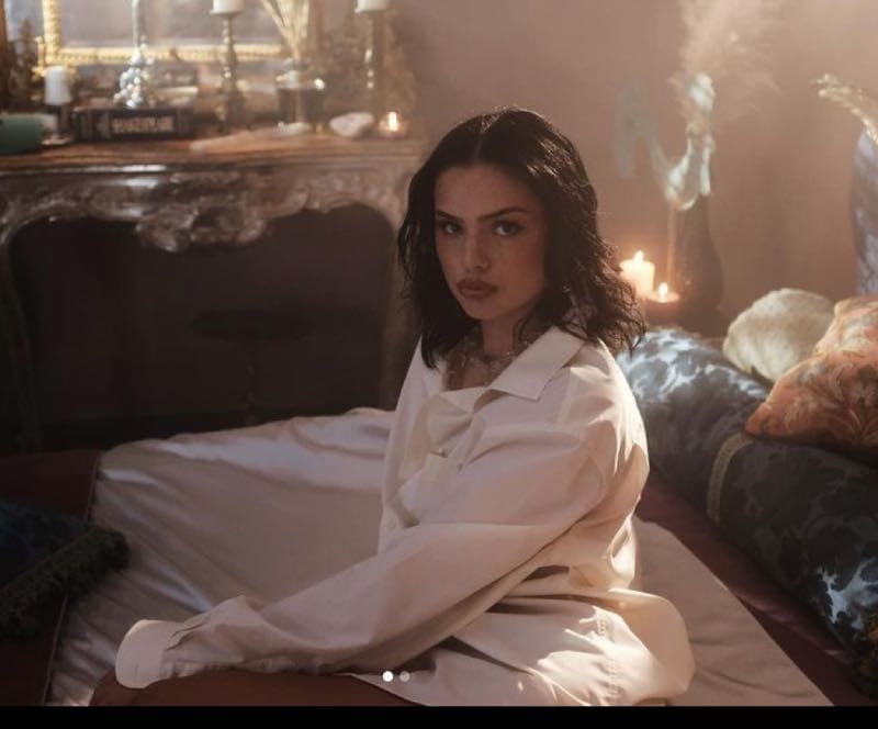 Famke op bed