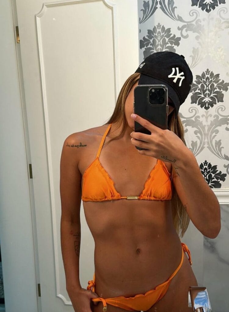 Key in oranje bikini