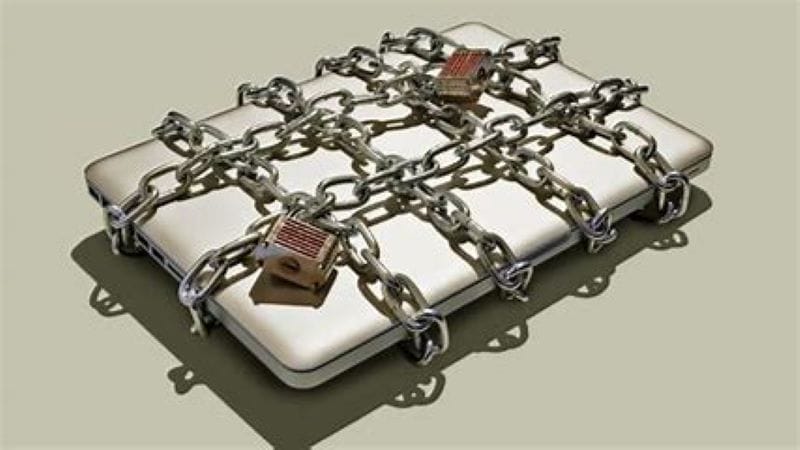 Laptop met ketting omheen
