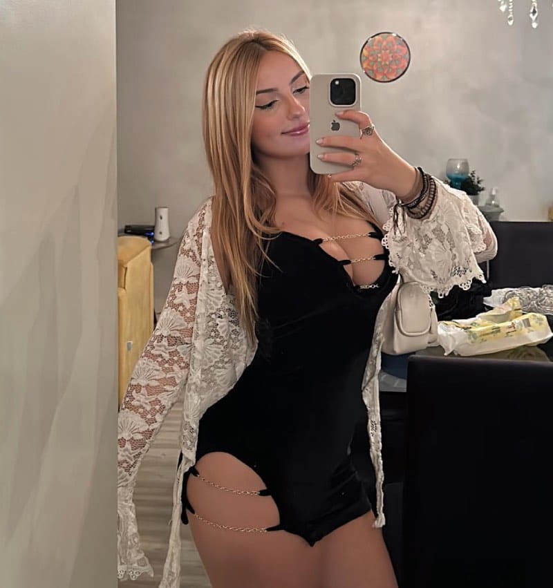 Sara in outfit