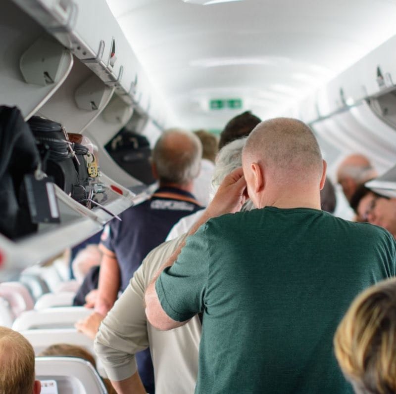 Vrouwelijke passagier op vliegtuig