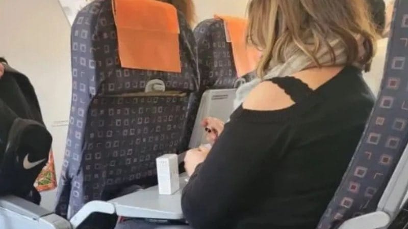 Vrouwelijke passagier lakt nagels