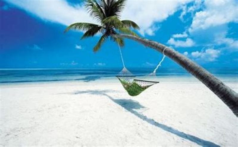 Wit strand met hangmat in de Filipijnen