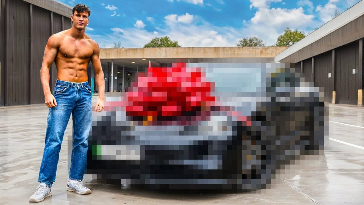 Joe Fazer staat voor zijn nieuwste auto
