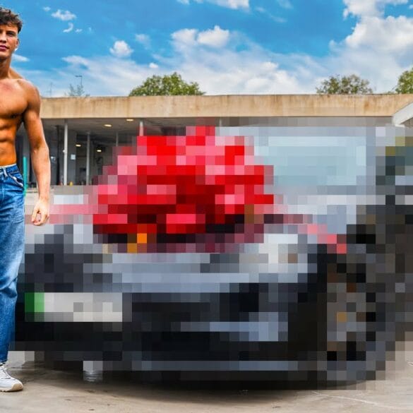 Joe Fazer staat voor zijn nieuwste auto