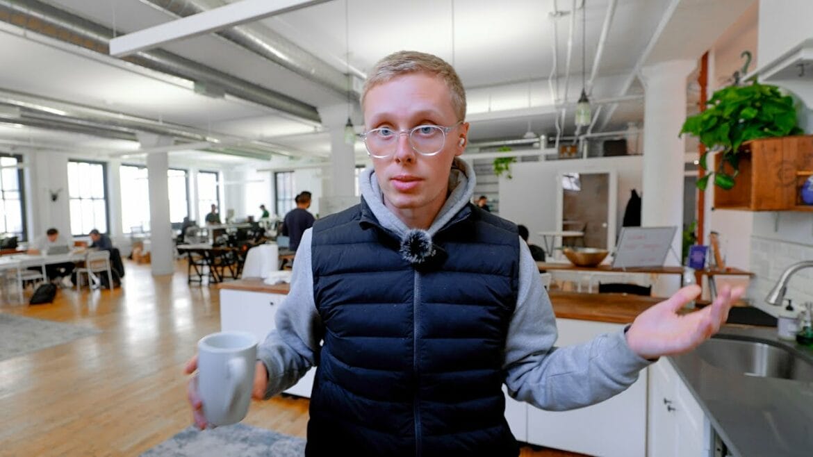 Jacob Sucks At Code op YouTube in zijn kamer