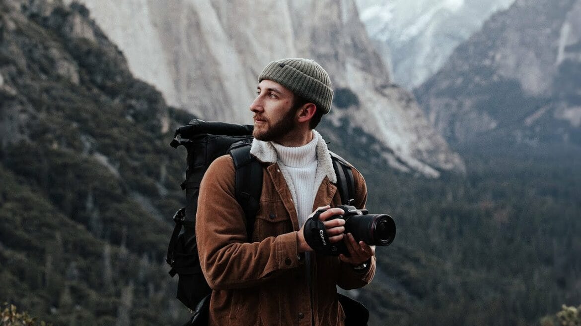 Sam Newton met een camera in zijn handen