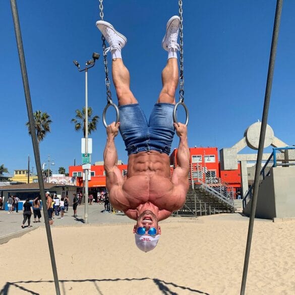 Joey Swoll hangt op de kop in een klimrek