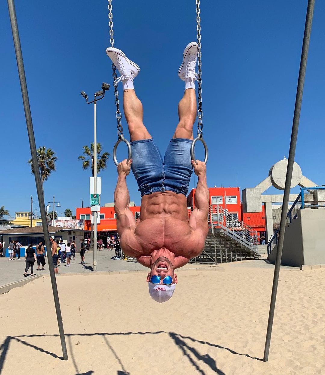 Joey Swoll hangt op de kop in een klimrek
