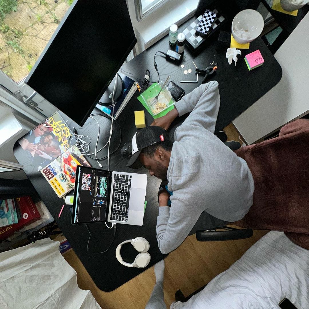 Kaynan zit aan zijn bureau
