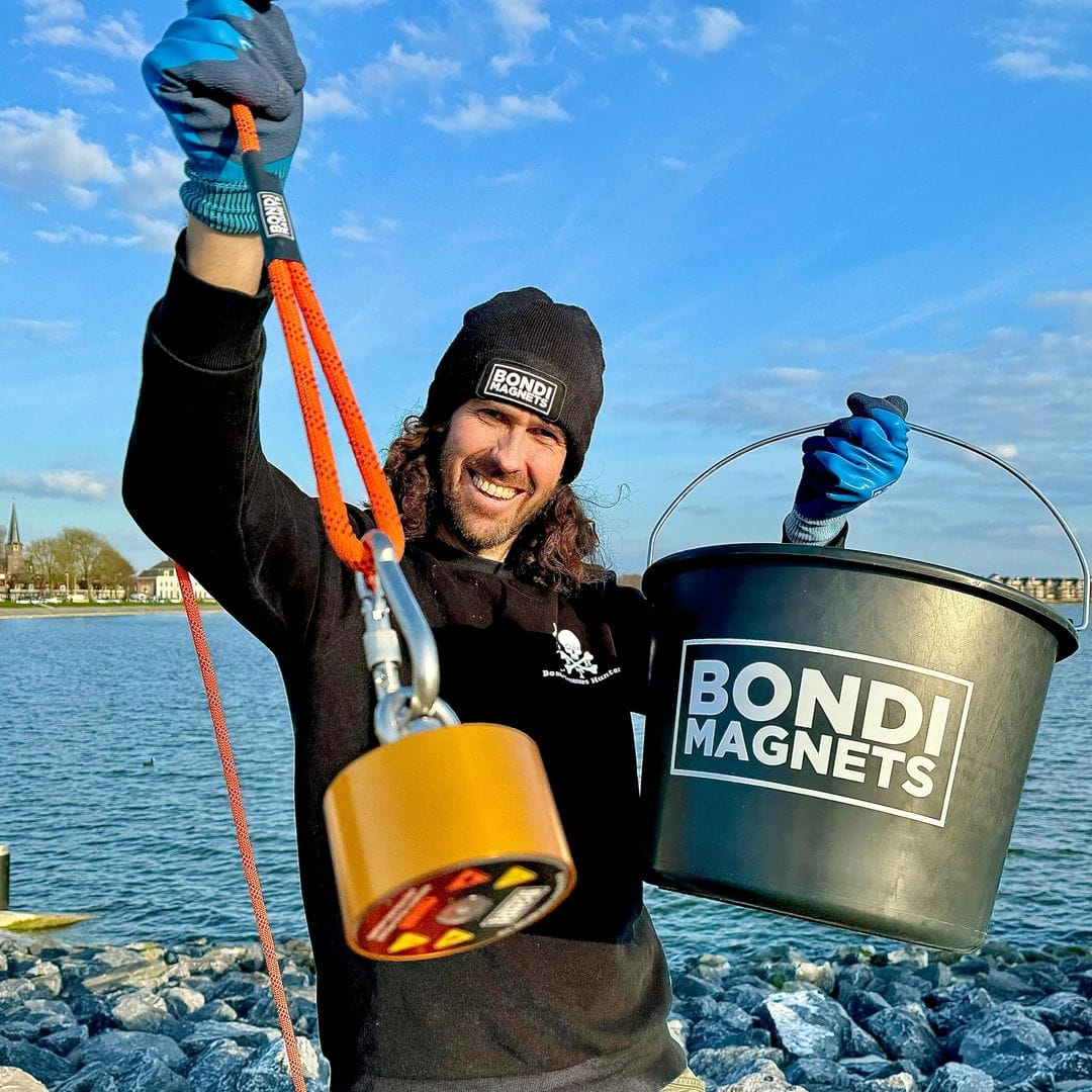 Bondi Treasure Hunter met magneet in hand