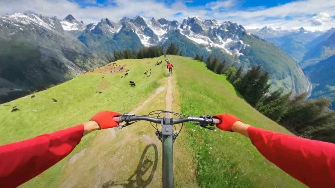 Wolfpack Adventures op zijn mountainbike
