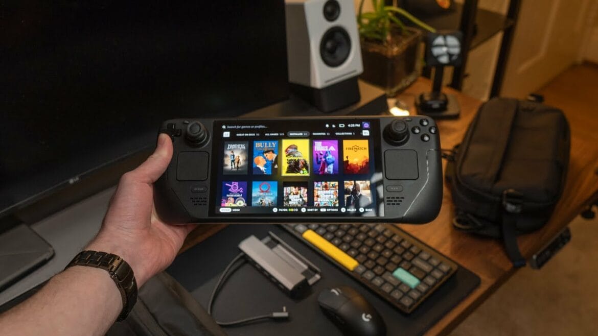Cole Caccamise met een gadget in zijn hand