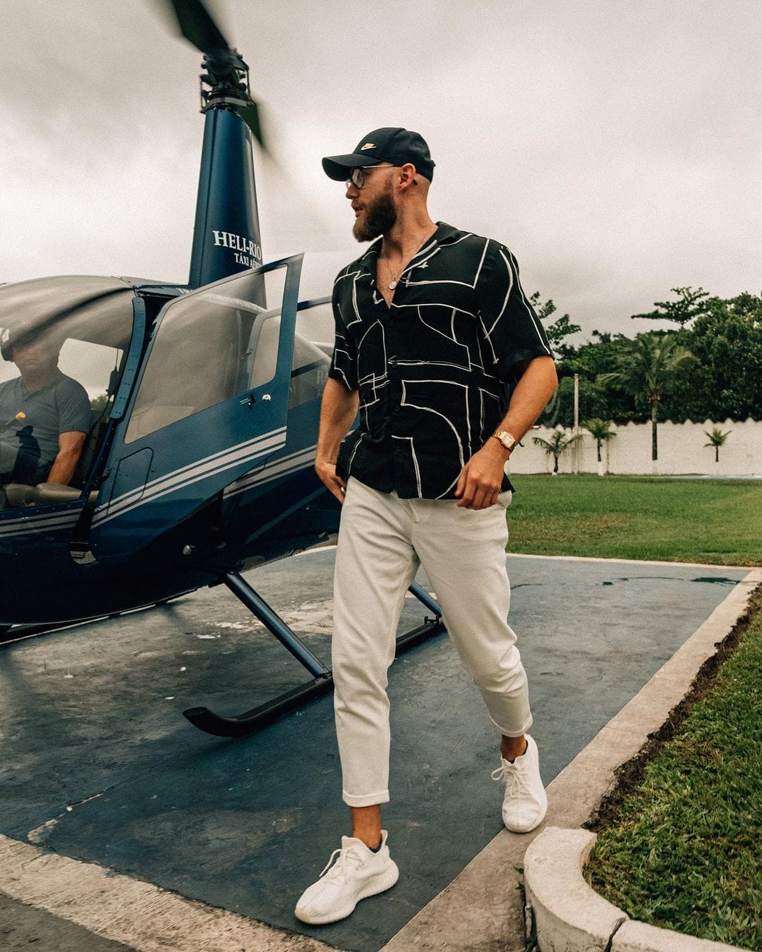 Pavlo voor een helikopter