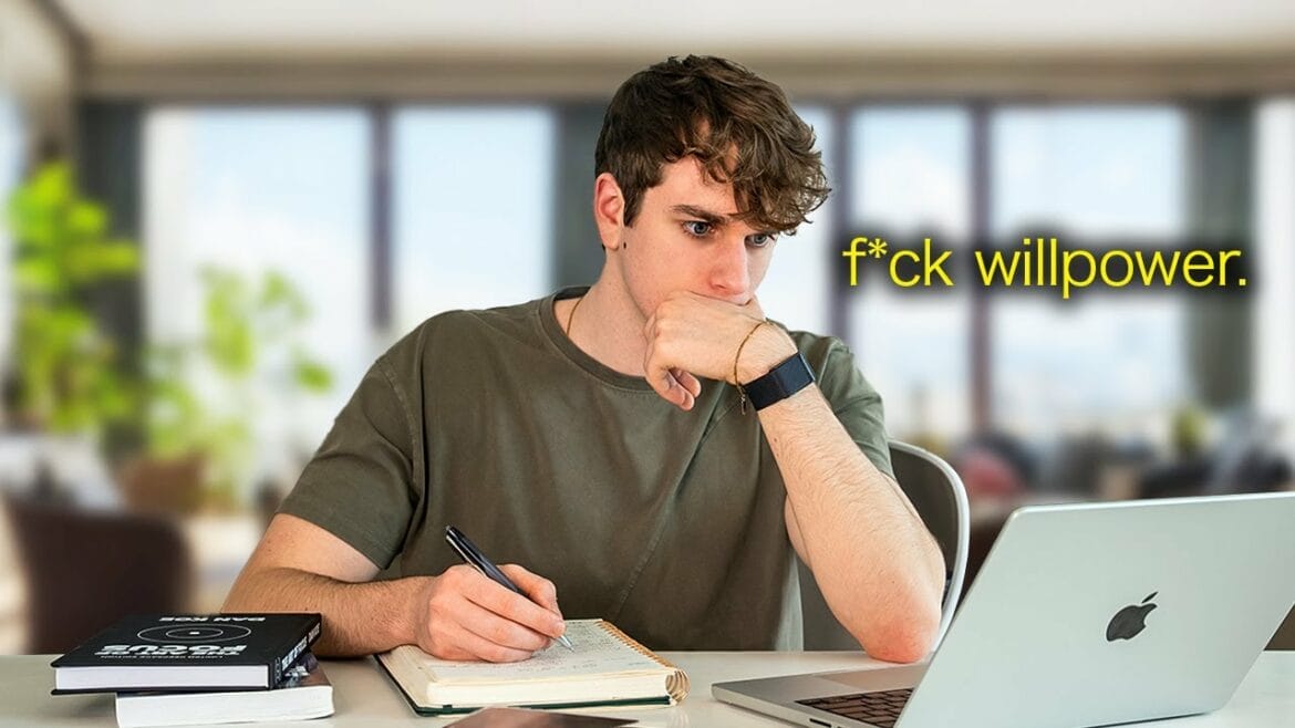 Kenny Bender achter zijn bureau