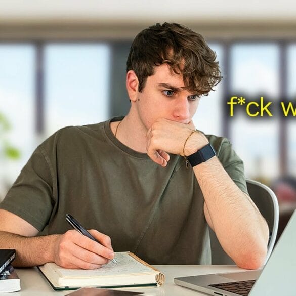 Kenny Bender achter zijn bureau