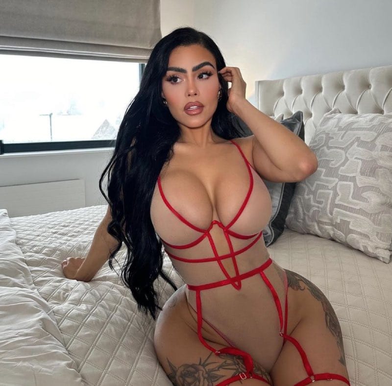 Chloe op bed