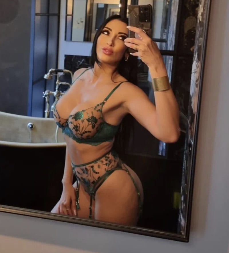 Clea in groene lingerie