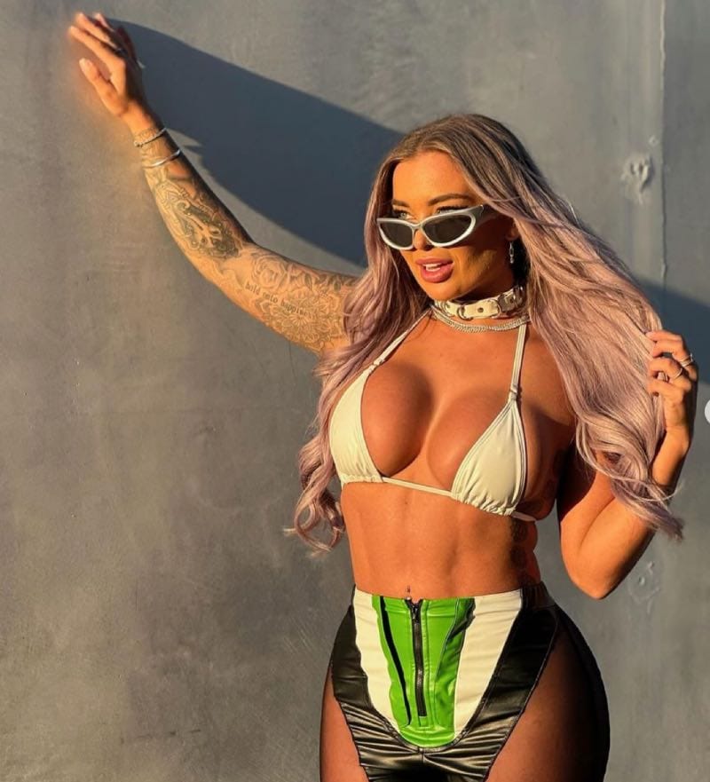 Hayley in witte bikini