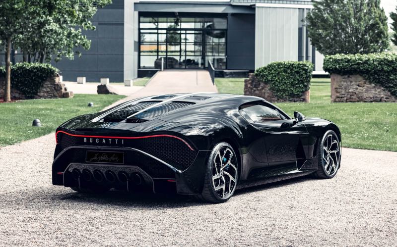 La voiture noire in tuin 