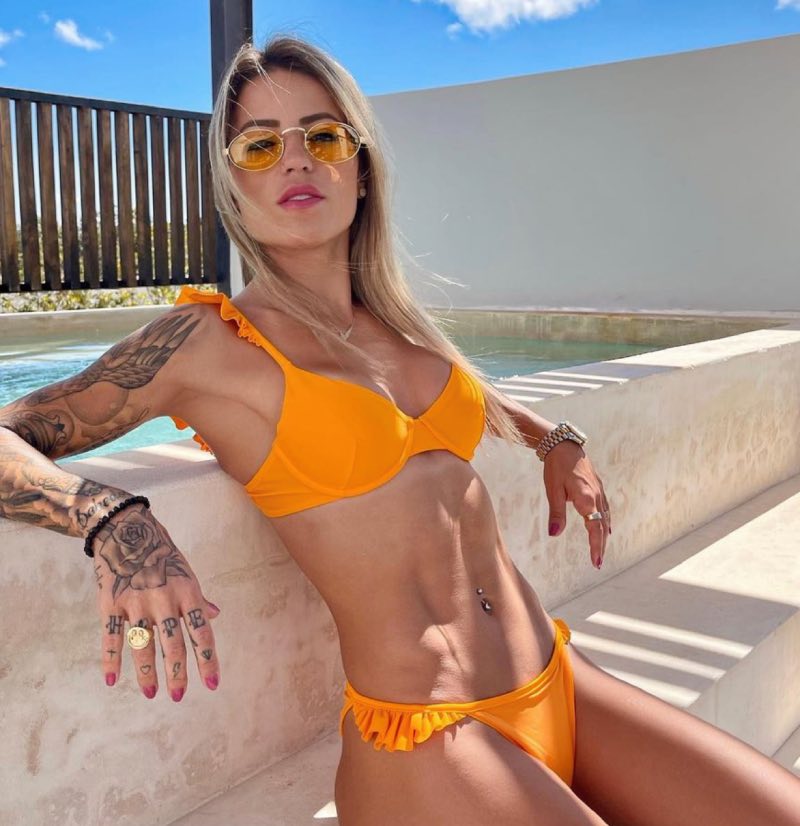 Leticia naast zwembad