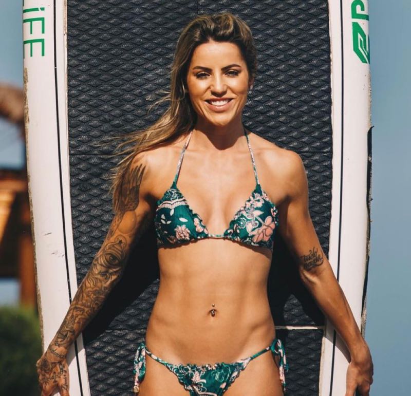 Leticia met paddle bord