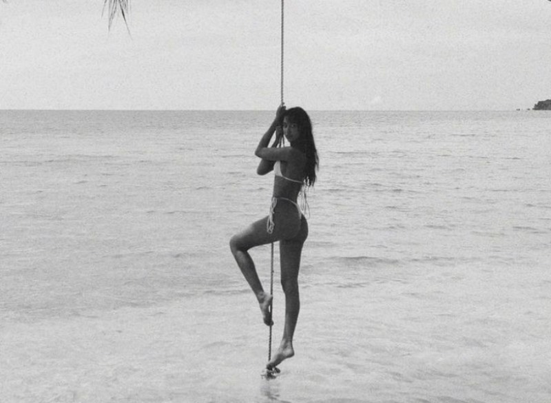 Marcela op strand aan touw 
