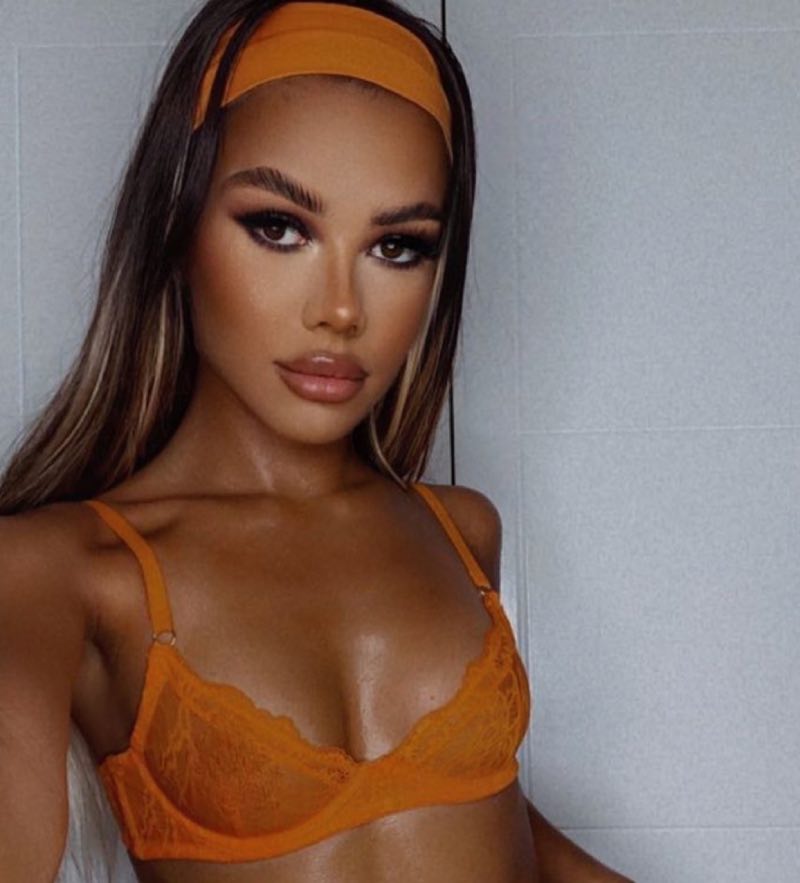Melanie in oranje lingerie 
