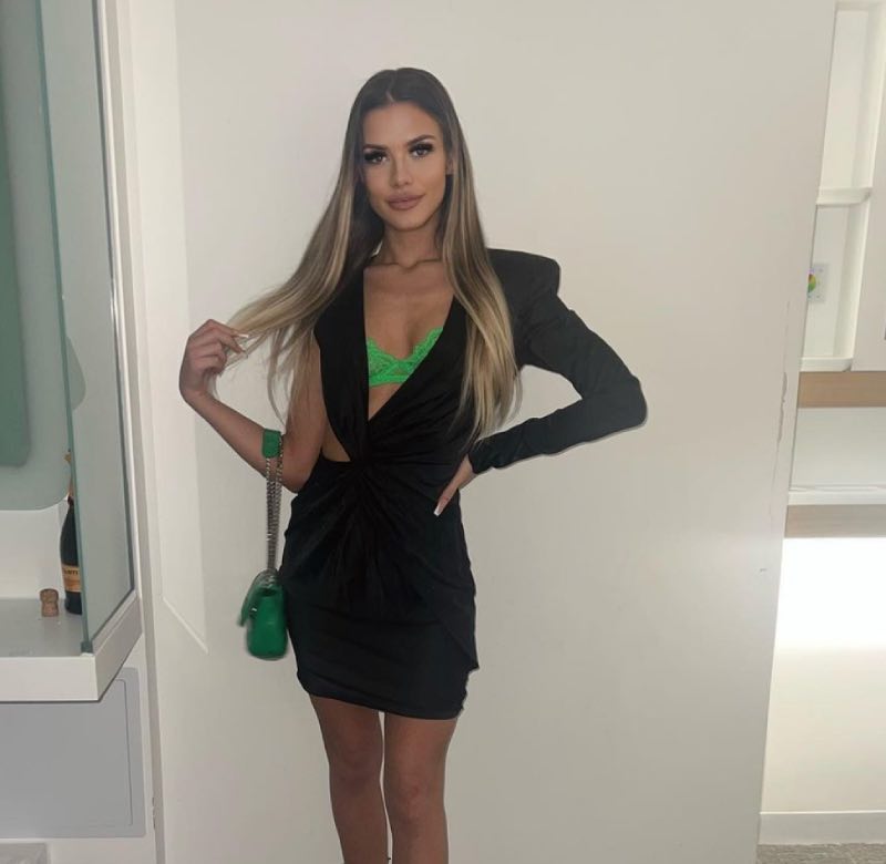Melanie in zwarte jurk