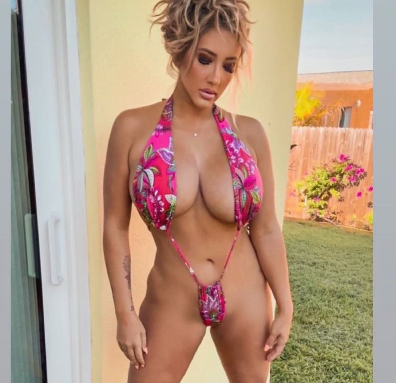 Sara in monokini 
