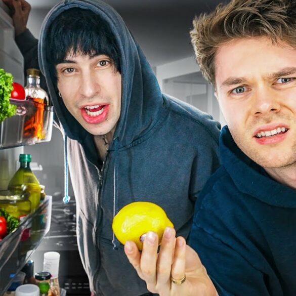 Harisson Webb staat voor zijn koelkast