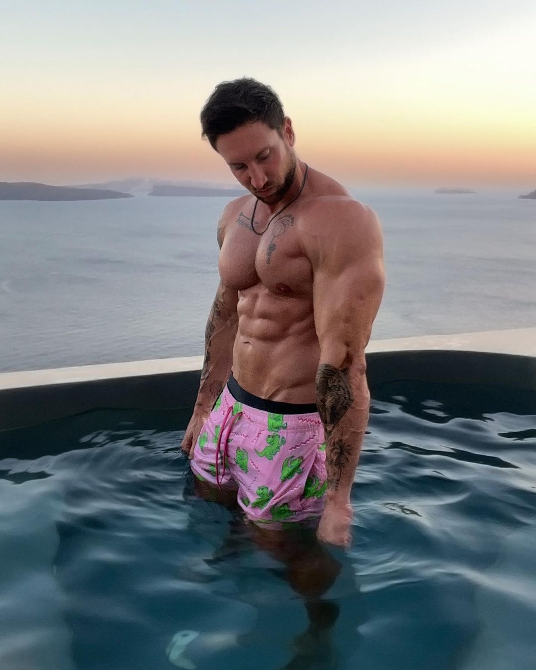 'Superhuman Troy' in het water