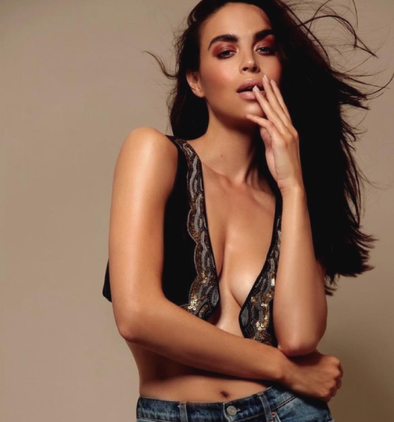 Afra in coole outfit