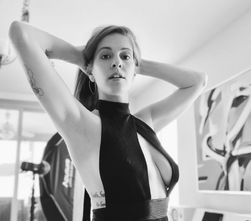 Annie in zwarte jurk