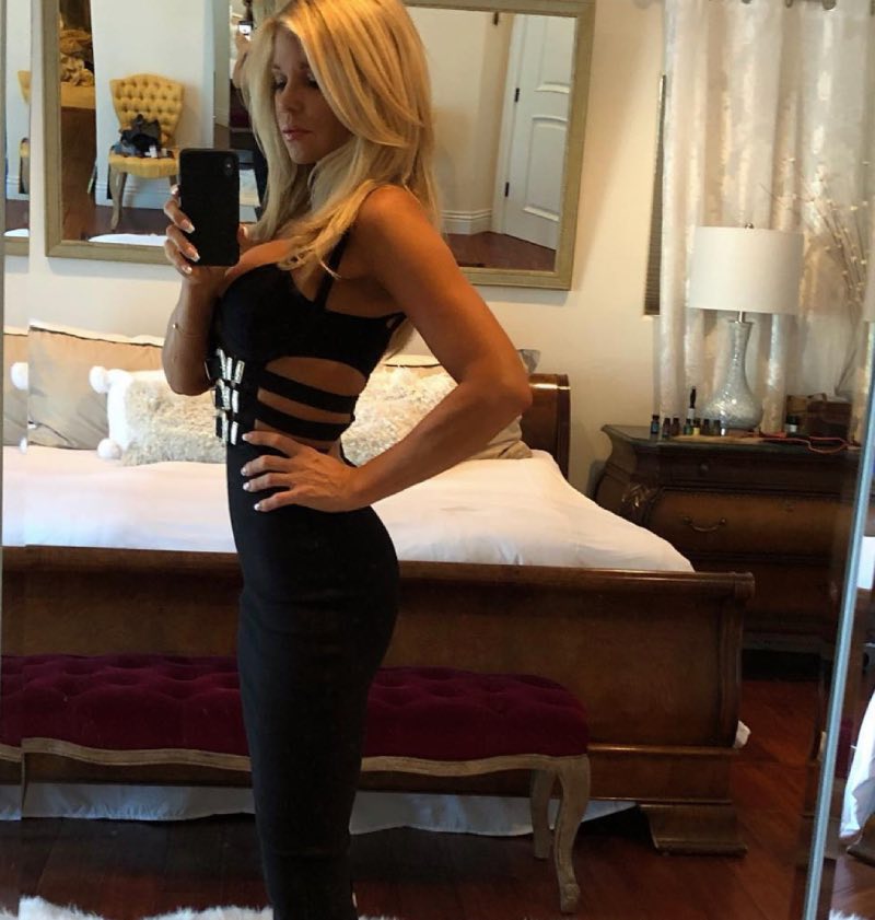 Donna in zwarte strakke outfit 