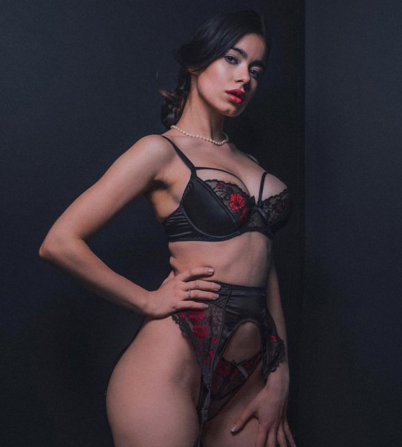 Eleonora in lingerie