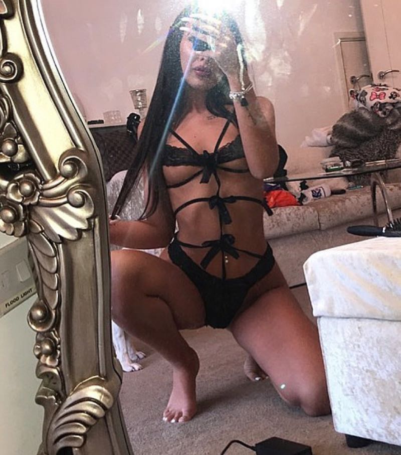 Ellie spiegel selfie