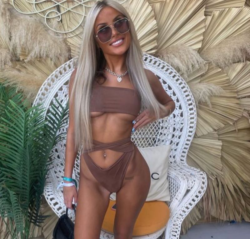 Emily in bruine bikini 
