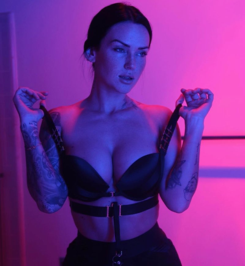 Kayla in roze