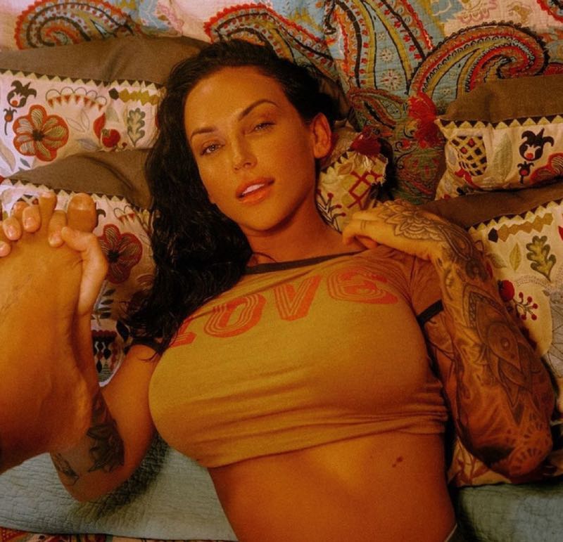 Kayla op bed
