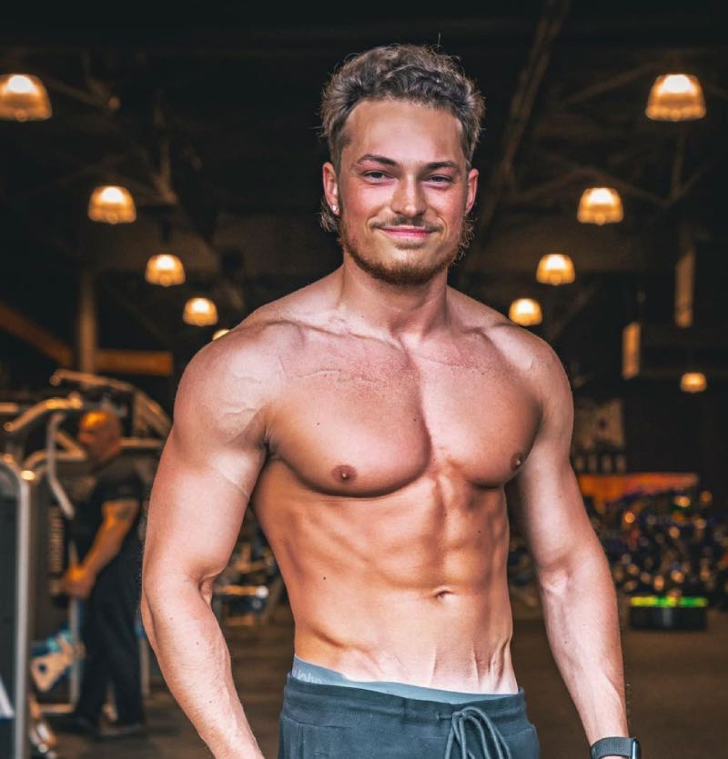 gymbro flexing 