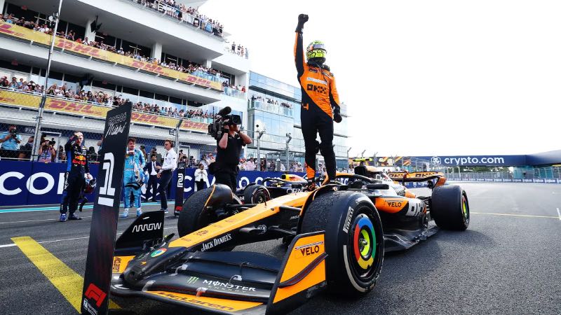Lando Norris op auto