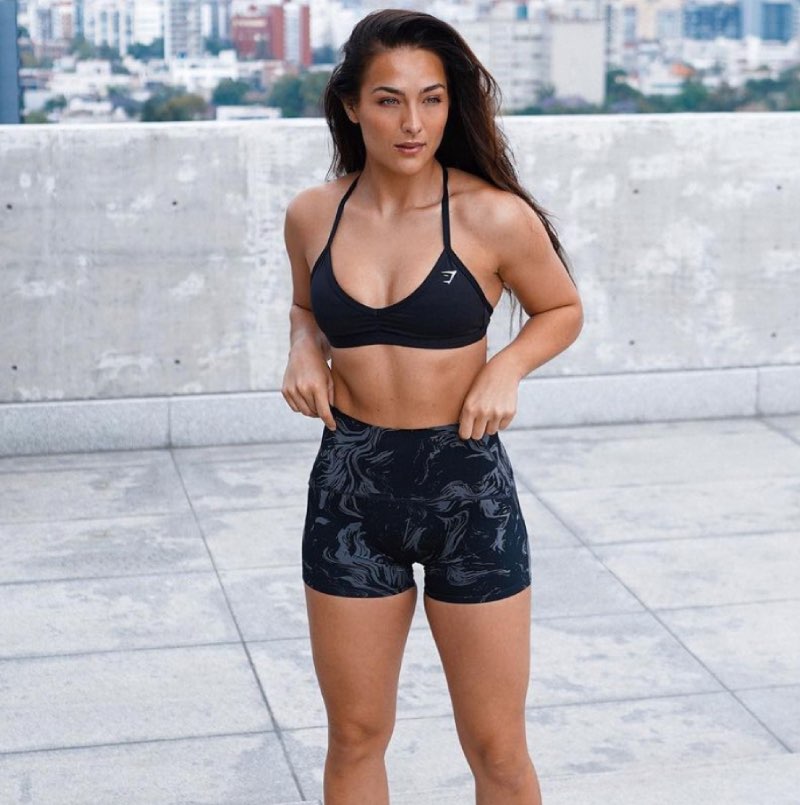 Nochtli in zwarte fitness wear
