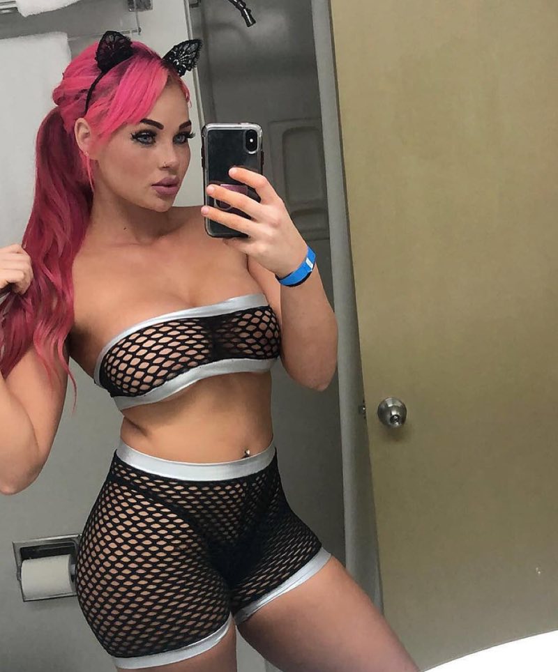 Skyla in doorzichtige outfit 