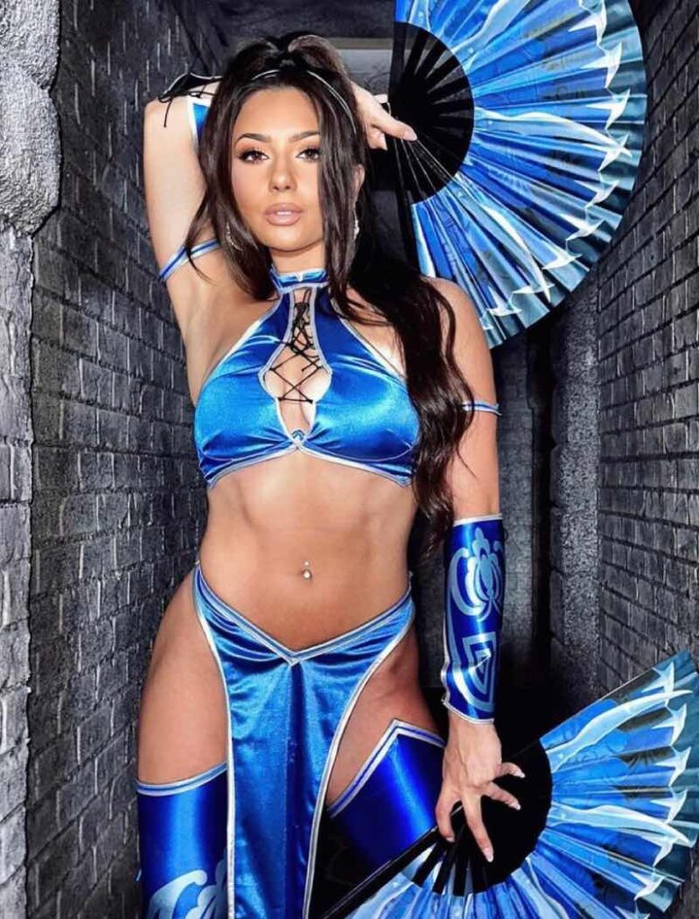 Ashley in cosplay blauw