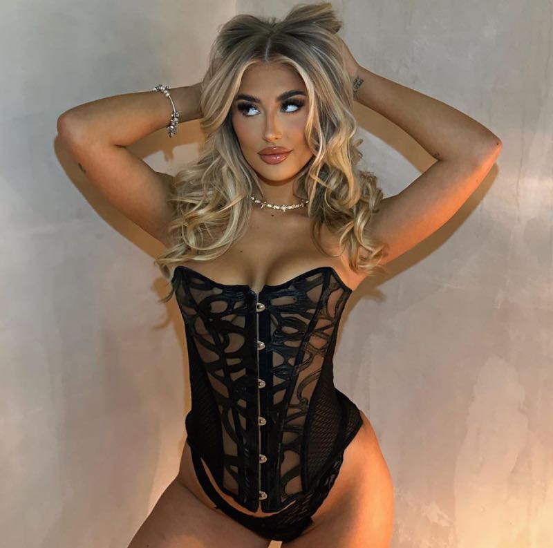 Em in zwarte lingerie